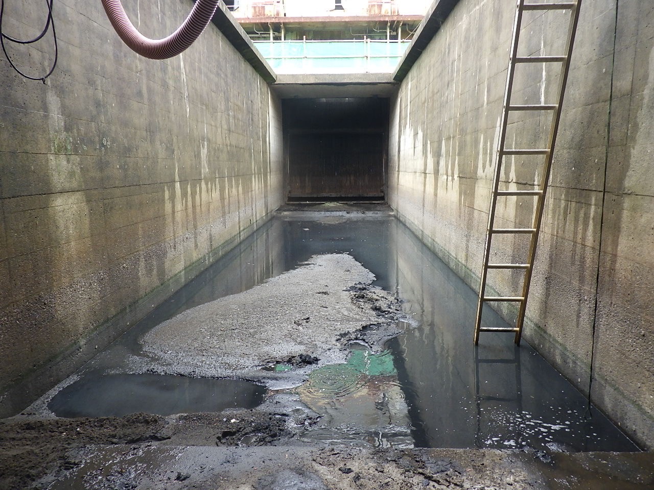 排水設備の清掃現場